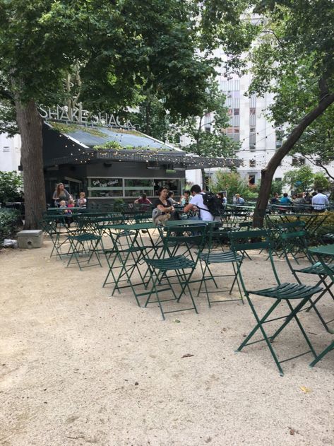 Shake Shack Nyc, Madison Square Park, Eleven Madison Park, Books 2024, Travel Nyc, Black Barn, Flatiron Building, Shake Shack, Washington Square Park