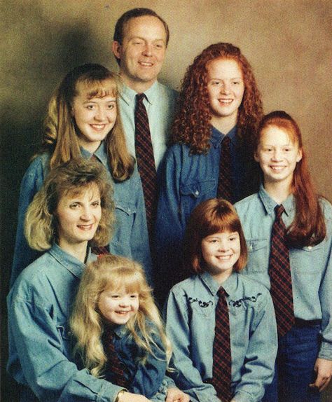 18 Awkward Family Studio Portraits of the 1980s ~ Vintage Everyday Awkward Portraits, Awkward Family Portraits, Awkward Family Christmas, Awkward Photos, Awkward Family Photos, Family Photoshoot Outfits, Family Photo Pose, Glamour Shots, Photoshoot Outfits