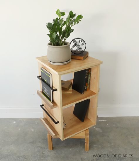 Revolving Bookcase Diy, Book Rack Diy, Diy Rotating Bookshelf, Diy Wood Bookshelf, Cardboard Bookshelf, Apartment Diy Projects, Easy Diy Bookshelf, Spinning Bookshelf, Diy Bookshelf Design