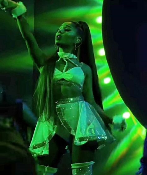 Ariana Grande Green Aesthetic, Ariana Grande Green, Clueless Wallpaper, Living Grande, Ariana Sweetener, Clueless Movie, Sweetener Tour, Ariana Grande Images, Ariana Grande Concert