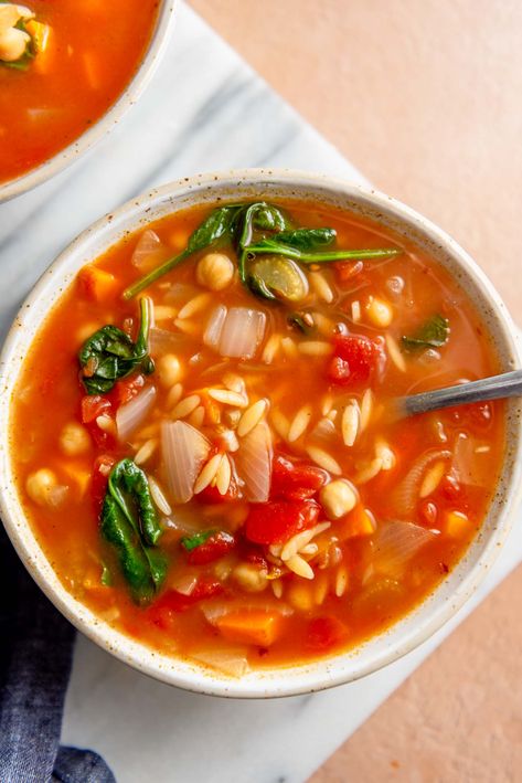 Try this Tomato Orzo Soup with spinach and chickpeas for a quick and healthy one-pot dinner ready in just 30 minutes. Vegetarian Orzo, Tomato Orzo Soup, Gluten Free Orzo, Tomato Orzo, Soup With Spinach, Orzo Soup Recipes, Orzo Pasta Salad, Orzo Soup, One Pot Dinner