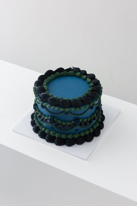 Blue Cake Decorating Ideas, Birthday Cake Dark Blue, Dark Blue Cake For Men, Dark Blue Cake, Dark Blue Birthday Cake, Chocolate Cake With Blue Decorations, Blueberry Design Cake, Blue Victorian Cake, Victorian Cakes