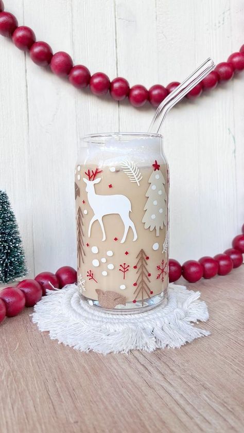 Christmas Cups Vinyl Cricut, Glass Cup Design Christmas, Christmas Glass Cups Vinyl, Christmas Beer Can Cup, Christmas Cup Designs, Christmas Cups Vinyl, Glass Cup Ideas, Vinyl Cup Ideas, Christmas Glass Cups