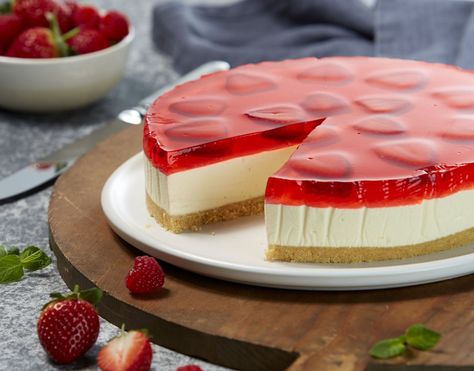 Strawberry Jelly Cheesecake, Jelly Cheesecake Recipes, Strawberry Jelly Cake, Ramadan Preparation, Jelly Cheesecake, Puglia Wedding, Jelly Art, Strawberry Jelly, Dessert Photography