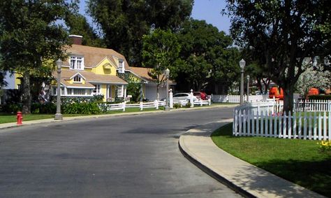 Wisteria Lane * The street where the women of the TV series Desperate Housewives live. Desperate Housewives House, Fandom Aesthetic, Tv Houses, Wisteria Lane, Aesthetic Places, Great Apps, Famous Houses, Map Pictures, Facebook App