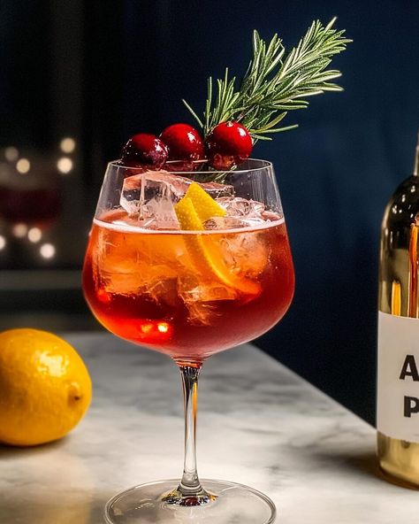 Winter Aperol Spritz - knedir Recipes Winter Aperol Spritz Recipe, Hot Aperol Spritz, Christmas Aperol Spritz, Fall Aperol Spritz, Winter Aperol Spritz, Winter Spritz, Aperol Drinks, Aperol Spritz Recipe, Italian Cocktails