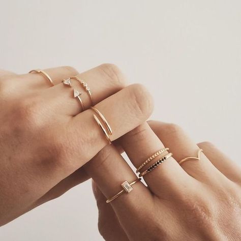 Stacking dainty rings on each finger can still give you a minimalistic look. Bracelets Design, Zierlicher Ring, Gold Jewelry Simple, Moonstone Jewelry, Classic Jewelry, Diy Schmuck, Compass Tattoo, Simple Jewelry, Dainty Jewelry