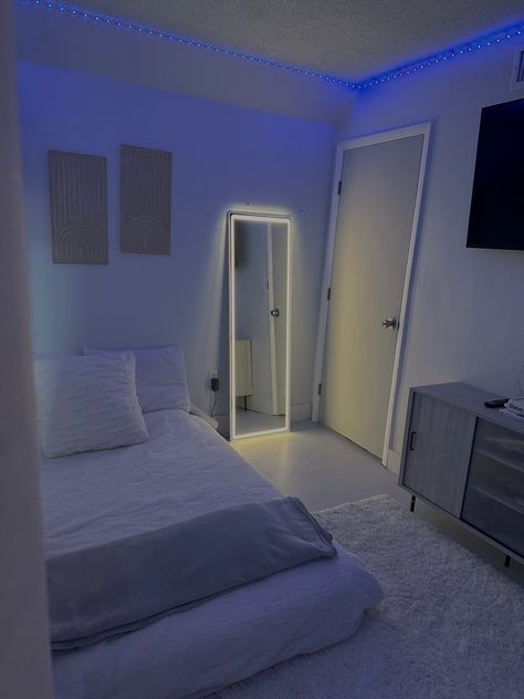 Square Room Set Up Bedroom, Small Bedroom Aesthetic Minimalist Cozy, Room Inspiration Bedroom Cozy Simple, Bedroom Idea Minimalist, Small Bedroom Aesthetic Minimalist, Small Room Inspo Aesthetic Cozy, Simple Room Ideas Minimalism, Minimalist Bedroom Small Simple, Full Bedroom Ideas