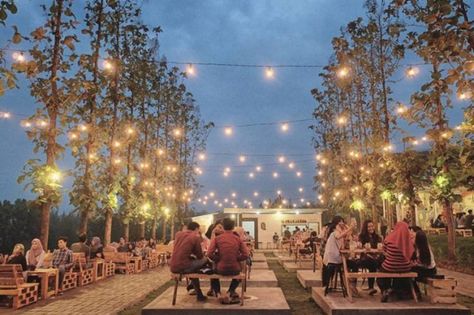 6 Tempat Nongkrong Paling Hits di Malang yang Bikin Lupa Waktu Lampu Cafe Outdoor, Cafe Outdoor Seating, Caffe Design, Forest Cafe, Outdoor Restaurant Design, Food Park, Cafe Concept, Kota Bandung, Garden Cafe