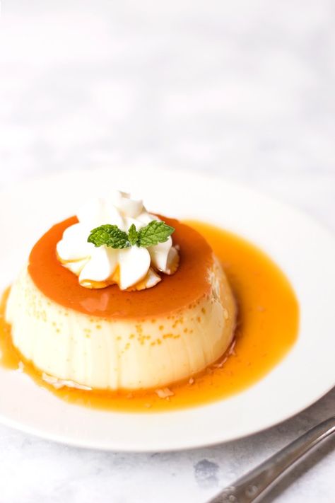 This baked Japanese custard pudding, known as purin in Japan, is creamy, delicious, and easy to make! An extremely popular Japanese dessert! Purin Recipe, Japanese Custard Pudding, Japanese Custard, Japanese Pudding, Mexican Flan, Custard Pudding, Coconut Pudding, Flan Recipe, Taiping