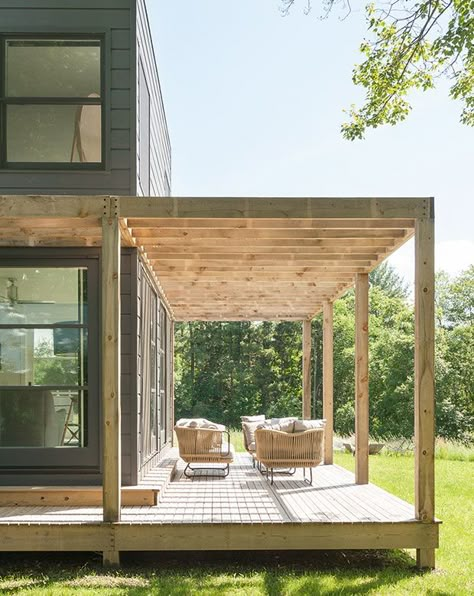 This Modern New York Country House Is The Perfect Cozy Escape Pergola Diy, Patio Pergola, House Simple, Modern Pergola, Pergola Attached To House, Metal Pergola, Pergola Design, Casa Country, Wooden Pergola