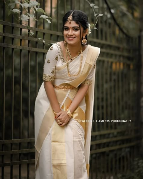 Set Mundu Kerala Bride, Bride Blouse Design, Guruvayur Wedding, Set Mundu Kerala, Kreethy Suresh, Bride Blouse, Haldi Decor, Kerala House, Kerala Bride