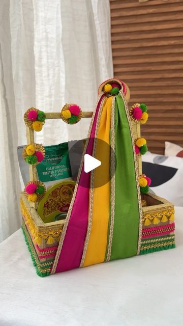 Handicraft Gifts Ideas, Navratri Gift Hampers, Handmade Hamper Ideas, Hamper Decoration Ideas Gift, Hamper Decoration Ideas, Hamper Packing Ideas, Wedding Plate Decoration, Money Decorations, Hamper Diy