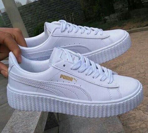 Paso horas buscando letras y citas para encontrar las palabras que no puedo decir. Puma Women Shoes, White Puma Sneakers, Sneaker Outfits, Sneaker Trend, White Puma, Skateboarder, Puma Sneakers, Puma Women, Pumas Shoes