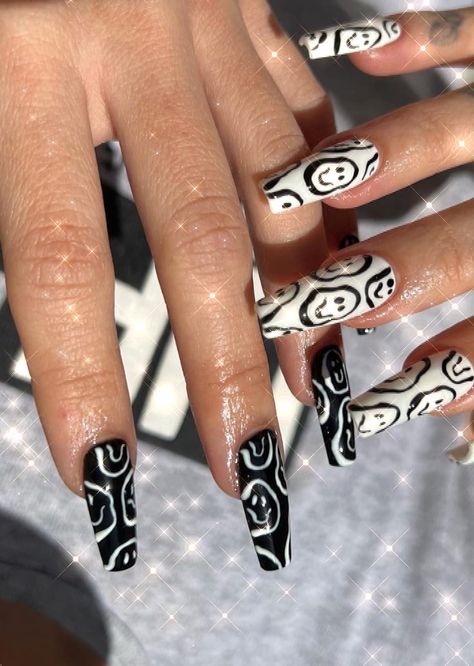 Trippy Smiley Nails, Black Smiley Face Nails, Melting Smiley Face Nails, Trippy Nails, Smiley Nails, Smiley Face Nails, Smiley Face Pattern, Scary Nails, Face Nails