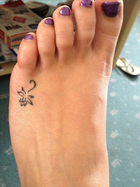 Small Foot Tattoos, Toe Tattoos, Lotus Tattoo Design, Tato Henna, Foot Tattoos For Women, Bad Mom, Gorgeous Tattoos, Awesome Tattoos, Lotus Tattoo