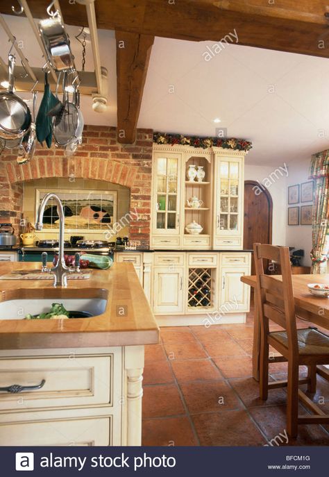 Brick wall & terracotta floor together Kitchen Terracotta Floor, Kitchen With Terracotta Floor, Cream Country Kitchen, Terracotta Kitchen Walls, Terracotta Kitchen Floor, Terracotta Kitchen, Country Kitchen Flooring, Terracotta Floor Tiles, Contemporary Kitchen Remodel