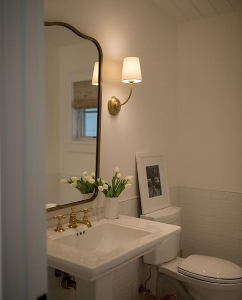 Nancy Meyers Powder Room, Nancy Myers Bathroom, French Country Apartment Decorating, Nancy Meyers Bathroom Aesthetic, Nancy Meyers Bathroom, California Rancher, Art In Bathroom, California Bathroom, California Apartment