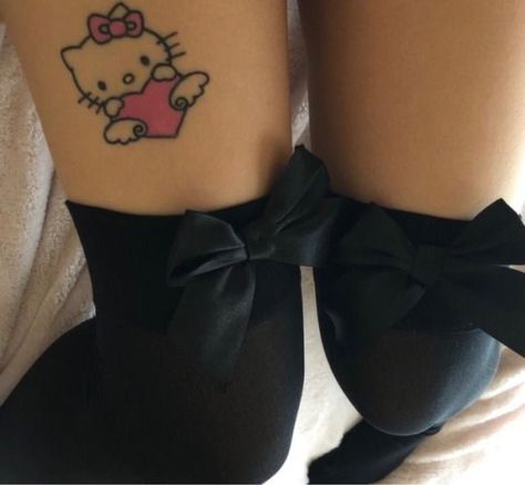 Tattoo Hello Kitty, Hello Kitty Tattoo, Kitty Tattoo, Hello Kitty Tattoos, Kawaii Tattoo, Cute Tiny Tattoos, Poke Tattoo, Piercing Tattoo, Creative Tattoos