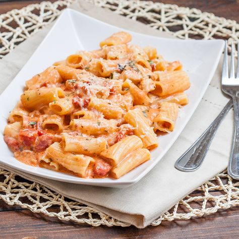 Rigatoni in Blush Sauce with Chicken and Bacon - delicious creamy and cheesy pasta, dinner in 30 minutes. Blush Sauce, Pasta And Sauce, Chicken And Bacon, Jo Cooks, Tater Tots, Tasty Pasta, Rigatoni, Main Meals, I Love Food