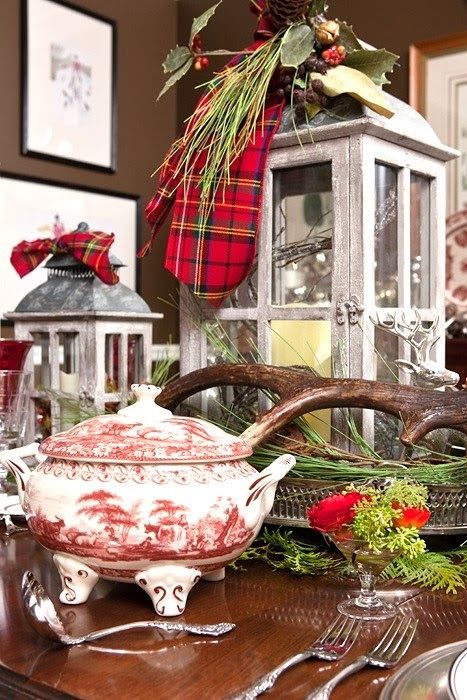 Plaid Christmas Living Room, Red Toile Christmas, Toile Christmas, Red Toile, Christmas Living Room, Tartan Christmas, Christmas Tablescapes, Noel Christmas, Country Christmas