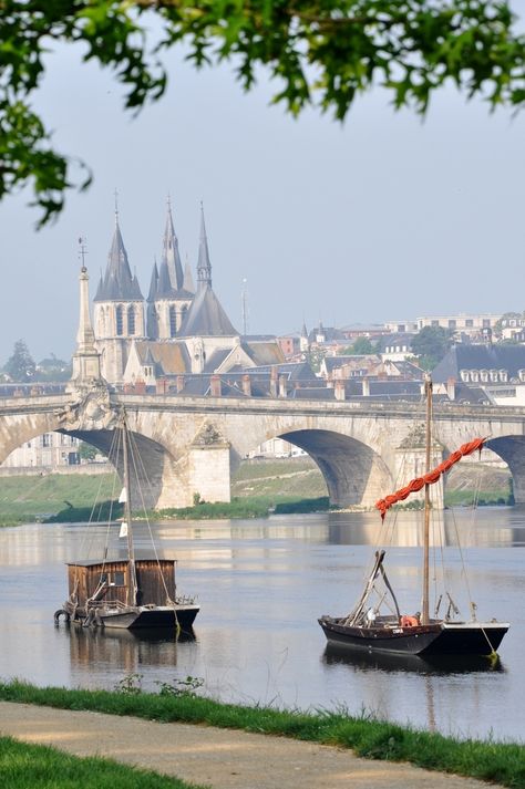 Blois Relaxing View, Medieval Towns, Central France, Loire River, Chateau France, Visit France, School Trip, Loire Valley, Water Colors