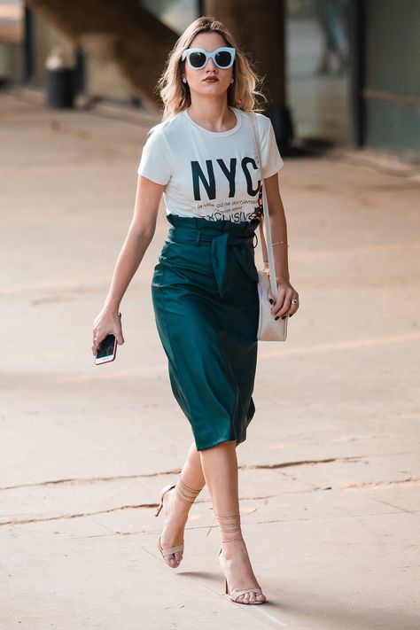 50 Perfect Summer Outfits That Aren't Just Easy, but Also on Trend Ways To Style A Tshirt, Ways To Wear A Tshirt, Dress Up A Graphic Tee, Graphic Tee And Jeans, Style A Graphic Tee, Streetwear Celebrities, Teal Outfits, Graphic Tee Ideas, Teal Skirt