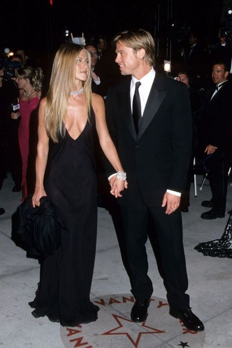 Outfit Graduacion, Brad And Jennifer, Jennifer Aniston 90s, Brad Pitt Jennifer Aniston, Jennifer Anniston Style, Brad Pitt And Jennifer, Brad And Jen, Jeniffer Aniston, Rachel Green Style