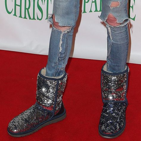 Details of Tara Reid's UGG classic short 'Sparkle' boots with double-sided blue-and-sliver sequins and cream sheepskin fleece lining. Sequin Uggs Outfit, Glitter Boots Outfit, Sequin Uggs, Blue Ugg Boots, Iconic Red Carpet Looks, Fall Fasion, Sparkle Boots, Sequin Ugg Boots, Ugh Boots