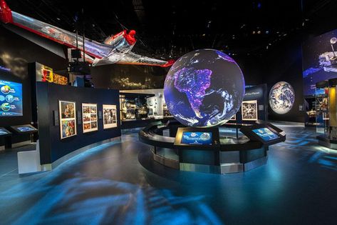 Museum Flooring, Wright Flyer, Museum Interior, Smithsonian Museum, Interactive Display, Space Museum, Museum Displays, Air And Space Museum, Air Space