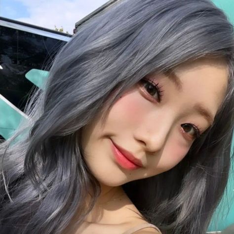 Yeojin Silver Hair, Grey Hair Kpop, Loona Icon, Deer Girl, Light Blue Hair, Kpop Hair, Hair Icon, Odd Eyes, Grey Hair