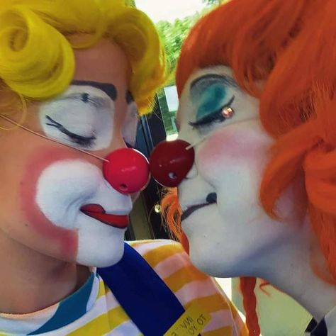 Clowns In Love, Clowns Kissing, Clown Couple, Clown Names, Clowncore Aesthetic, Clown Stuff, Clown Pics, Circus Clowns, Clown Party