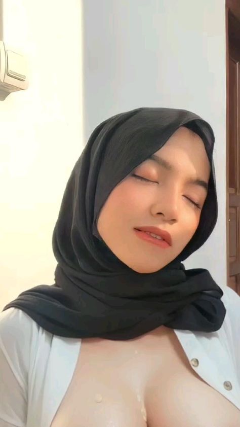 Awek Tudung, Tight Hijab Style, Hannah Delisha, Tank Top Hijab, Bilik Lelaki, Female Face, Foto Cewek Hijab Aesthetic, 4k Gaming Wallpaper, Cute Asian Fashion