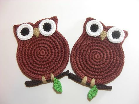 Mari Martin: Another Lovely Owls Coasters (this lady does lots of kinds of coasters - cute ideas!) Pompon Tulle, Crocheted Owls, Owl Coasters, Bunting Pattern, Crochet Colorful, Crochet Owls, Crochet Coaster Pattern, Crochet Owl, Owl Crafts