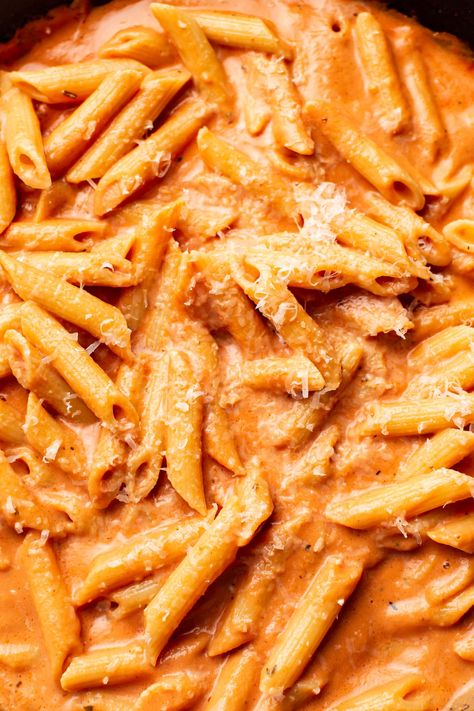 This creamy tomato pasta sauce recipe is simple and fast. The whole family will love it! Cream Tomato Pasta, Tomato Pasta Recipes, Creamy Tomato Pasta Recipes, Creamy Tomato Pasta Sauce, Cheesy Pasta Sauce, Pasta Sauce Recipes Easy, Tomato Paste Recipe, Pasta Sauce Recipes Tomato, Cheesy Pasta Recipes