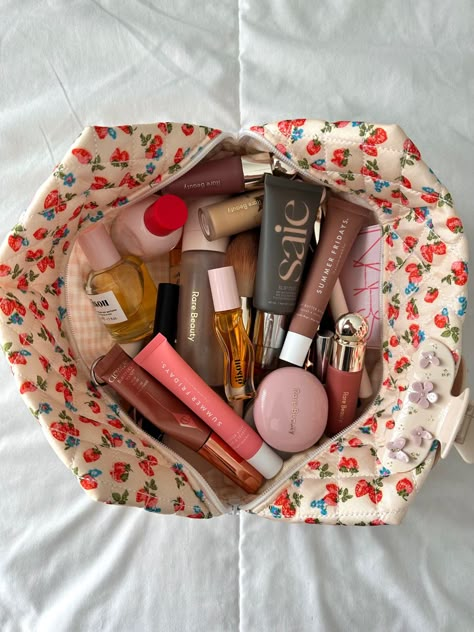 Makeup Tip, Makeup Bag Essentials, روتين العناية بالبشرة, Make Up Bag, Makeup Essentials, Makeup Palette, Pretty Makeup, Cute Makeup, Aesthetic Makeup