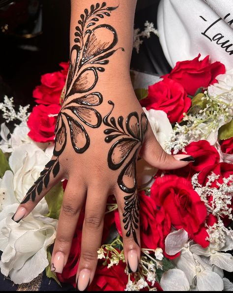 @habiii_henna on IG Henna Tattoo On Black Women, Henna Tattoo Designs Black Women, Tattoo Dark Skin, Tattoo Designs Hand, Mehendi Tattoo, Stick Poke, Small Henna Designs, Cute Henna Designs, Tattoo Dark