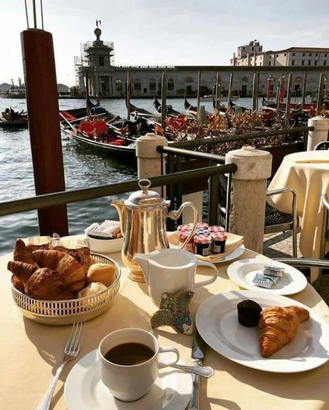 Food With A View, Breakfast With A View, Photo Food, Sunday Brunch, Frappe, Pretty Food, Luxury Life, Travel Aesthetic, Coffee Time