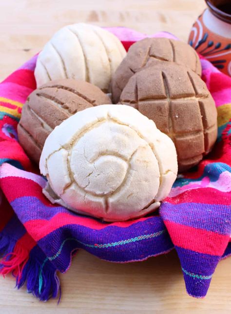 This Conchas recipe makes the BEST Mexican sweet breads. They come out super soft and fluffy. So irresistible. You’ll fall in love in just one bite! Conchas Recipe, Mexican Conchas, Mexican Sweet Bread, Mexican Cookies, Mexican Desserts, Mexican Sweet Breads, Cream Roll, Mexican Bread, Rican Food