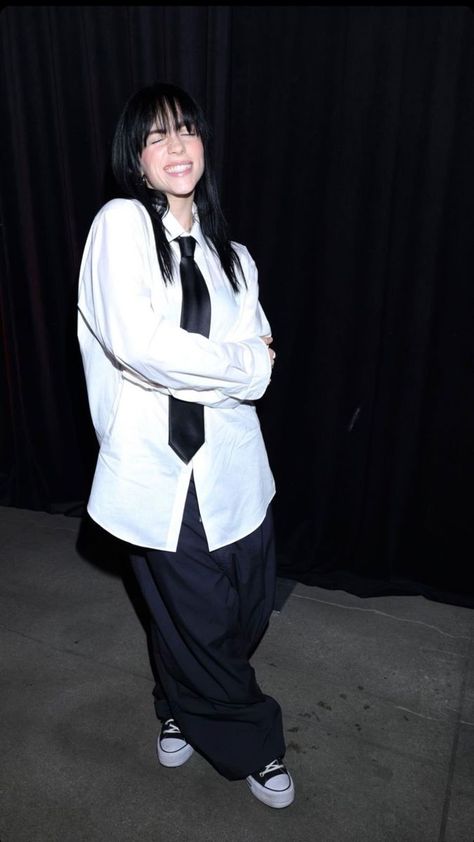 Billie Eilish Poses, Billie Eilish Outfits Casual, Billie Eilish Concert Outfit, Grammy Outfits, Billie Eyelash, Billie Eilish Outfits, Spider Shirt, Posters Ideas, Hogwarts Dr