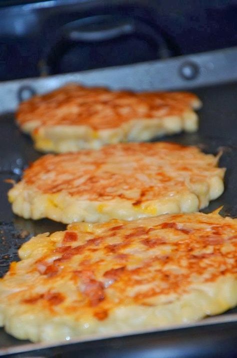 Macaroni and Cheese Pancakes | Cook'n is Fun - Food Recipes, Dessert, & Dinner Ideas Mashed Potato Cakes, Cheddar Potatoes, Cheese Pancakes, Easy Bacon, Best Bacon, Leftover Mashed Potatoes, Food Homemade, Potato Cakes, Awesome Food