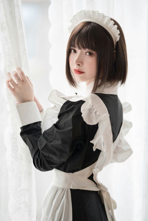 Maid Reference, Maid Headband, Outfits Quiz, Victorian Maid, Maid Cosplay, Female Pose Reference, French Maid, Maid Outfit, Figure Poses