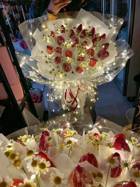 Fruit Bouquet Ideas, Valentine Gift Ideas, Luxury Flower Bouquets, Fancy Flowers, Strawberry Flower, Boquette Flowers, Flower Gift Ideas, Gift Bouquet, Nothing But Flowers