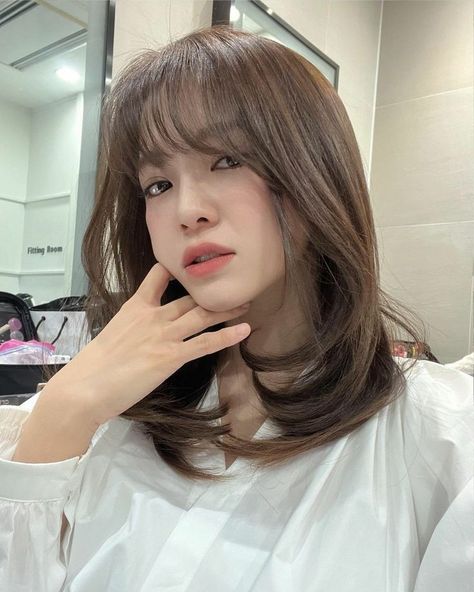 Short Hair Korean Style Layer With Bangs, Medium Haircut Korean, Shin Hari, Korean Short Hair, Hair Style Korea, Bangs With Medium Hair, Kim Sejeong, Shot Hair Styles, Haircuts For Medium Hair