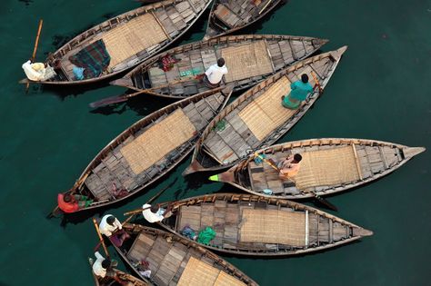 Unity:The sensation of harmony among all parts of the work of art, which produces a sense of wholeness and completion. This is accomplished using elements to create a balanced complete whole. In other worlds, when the elements go together. The image is of 7 of the same boats in water. The image is balanced this creates wholeness. You have simplicity, with simple lines, same boats and colours. All boats are coming together, which shows proximity, because they are not far apart. Variety Photography, Unity Photography, Unity In Art, Unity Image, Harmony Design, Interior Design Principles, Elements Of Color, Ap Studio Art, Classic House Design