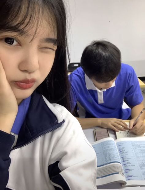 Korean Couple High School, Korean School Girlfriends Aesthetic, Yn In School, Ulzzang Couple Study Together, Korean School Couple, School Couple Pictures, Couple Studying Together Aesthetic, Cute High School Couples, Yn School