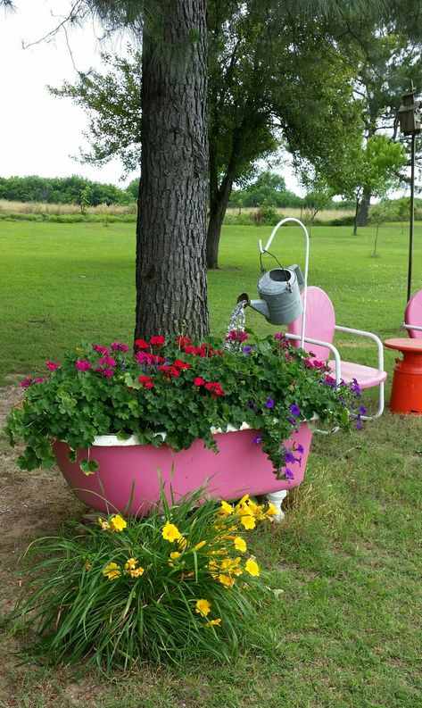 2018 Madelyn's bathtub planter Old Bathtub Ideas Garden Outdoor Baths, Bathtub Planter, Broken Pot Garden, Backyard Garden Ideas, Fall Landscaping, Old Bathtub, Mailbox Landscaping, Allegheny Mountains, Cottage Kitchen Design