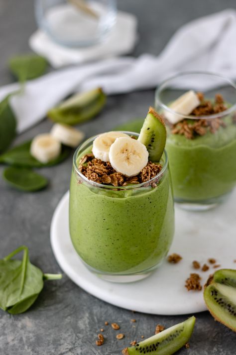 This light and refreshing Kiwi, Avocado Green Smoothie is rich in antioxidants and anti-inflammatory nutrients like spinach, kiwi, avocado and zucchini. The banana and kiwi give it some sweetness and the avocado makes it super creamy. And to finish it off, feel free to top it with some crunchy granola and additional fruit slices. It is SOO good for you! | #smoothie #breakfastsmoothie #healthysnack #kiwi #dairyfreerecipe #vegan alifedelicious.com via @alifedelish Kiwi Avocado Smoothie, Kiwi And Banana Smoothie, Green Kiwi Smoothie, Kiwi Smoothie Bowl, Kiwi Sorbet, Milkshake Ideas, Carb Breakfast Ideas, Kiwi Drink, Kiwi Banana Pineapple Smoothie