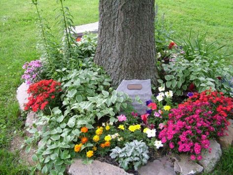 memorial garden ideas for baby Front Yard Flowers, Pet Memorial Garden, Landscaping Around Trees, Thriving Garden, The Secret Garden, Beautiful Flowers Garden, Memorial Garden, Garden Landscape Design, Tree Stump