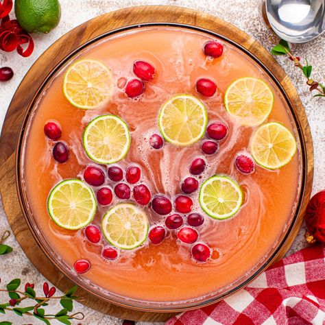 Santa's Giggle Juice Punch Non Alcoholic Christmas Punch, Christmas Morning Punch, Holiday Punch Recipe, Orange Punch, Easy Punch Recipes, Kid Friendly Drinks, Alcoholic Punch, Christmas Punch Recipes, Holiday Punch